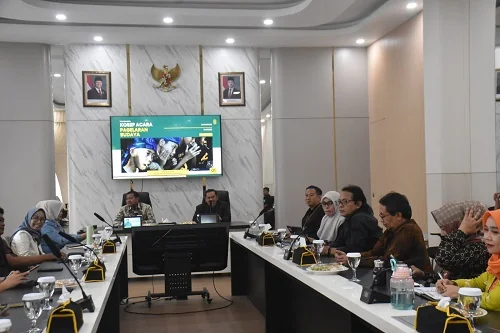 Bupati Dony Ahmad Munir saat bertemu dengan para penggiat seni di Ruang Rapat Bupati, PPS, Jumat (26/9/2025).Ist