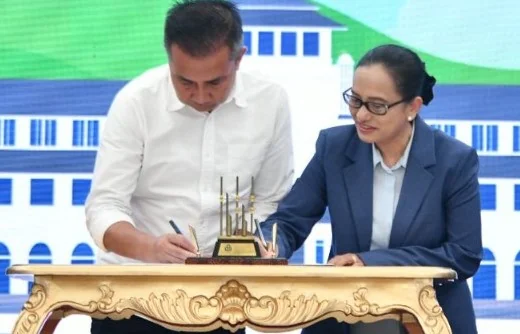 Penjabat Gubernur Jawa Barat, Bey Machmudin menghadiri Penandatanganan Naskah Nota Kesepakatan antara Pemerintah Provinsi Jawa Barat dengan Kejaksaan Tinggi Jawa Barat, di Aula Barat Gedung Sate, Kota Bandung, Selasa, 4 Februari 2025.