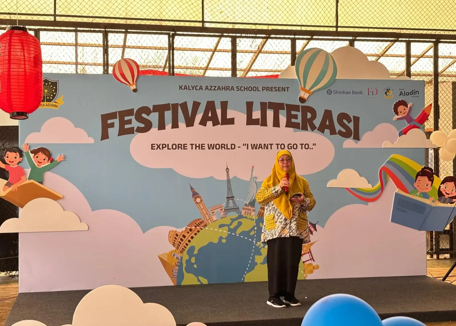 Kadisdik Kota Depok, Siti Chaerijah Aurijah memberikan sambutan dalam kegiatan Festival Literasi di Kalyca Azzahra School, Kelurahan Sukatani, Kecamatan Tapos, Sabtu (15/11/25). (Foto: Disdik Depok).