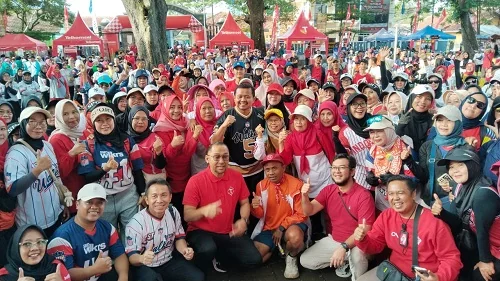 Bupati Sumedang, Dony Ahmad Munir turut ikutFun Walk bersama komunitas Sumedang Walkers dan masyarakat Kecamatan Situraja.Ist