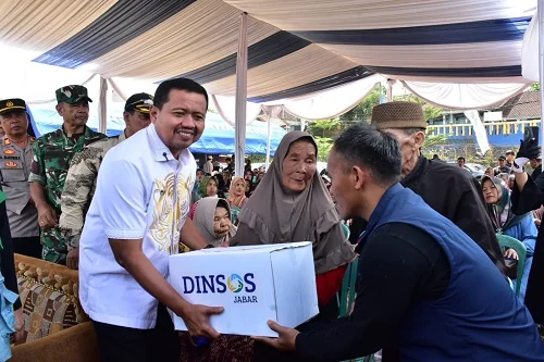 Bupati Sumedang Dony Ahmad Munir saat membuka Kampung Sosial di Desa Cimanggung yang digelar Dinas Sosial Provinsi Jawa Barat dan Dinas Sosial Kabupaten Sumedang.Dok-Diskominfosanditik Sumedang