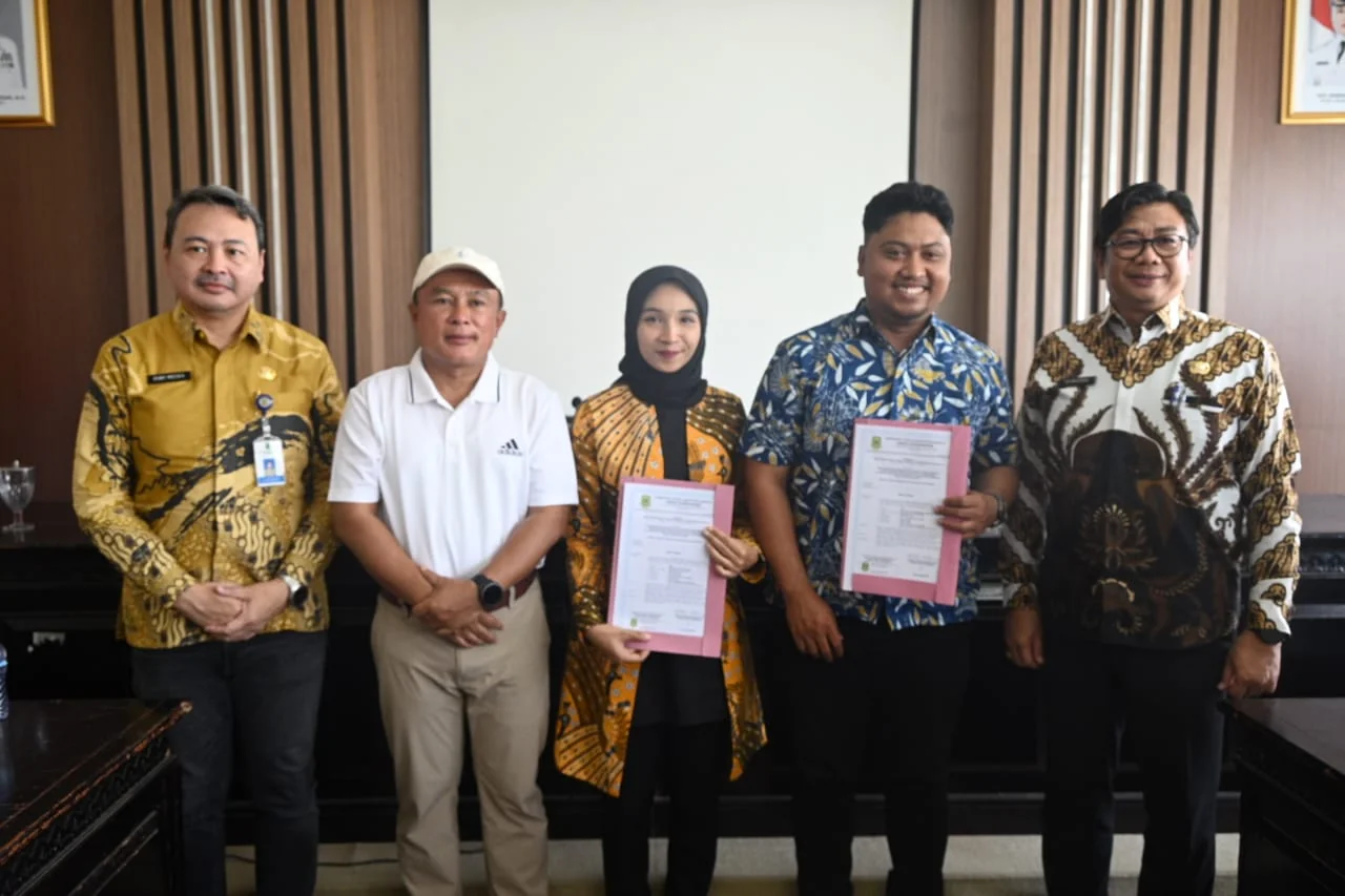 Penyerahan SK diberikan Bupati Kuningan, Dr. H. Dian Rachmat Yanuar, M.Si., di Aula Kantor Dinas Kesehatan.Ist