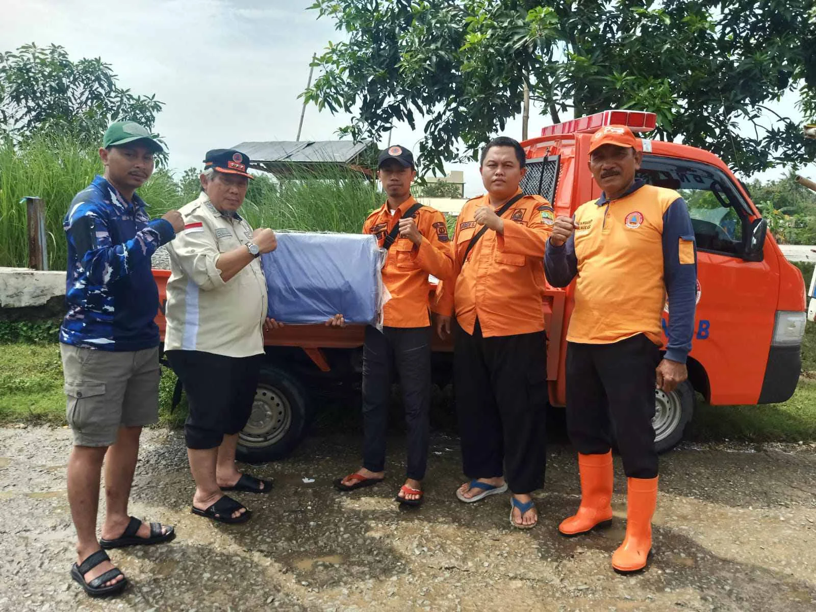 Petugas BPBD Kabupaten Bekasi bersama Camat Muaragembong dan unsur terkait melakukan asesmen dan penanganan darurat di lokasi tanggul kritis Sungai Citarum, Desa Pantai Bakti, Kecamatan Muaragembong, Selasa (20/1/2026). Penanganan dilakukan sebagai langka