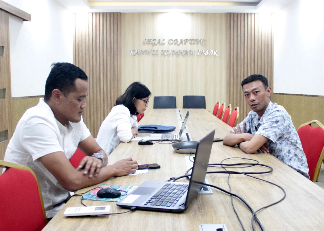 Kantor Wilayah Kementerian Hukum Jawa Barat (Kanwil Kemenkum Jabar) pada siang ini melaksanakan Rapat Harmonisasi terhadap 2 Rancangan Peraturan Wali Kota (Raperwal) Kota Cirebon secara daring.Dok-Humas Kemenkum Jabar