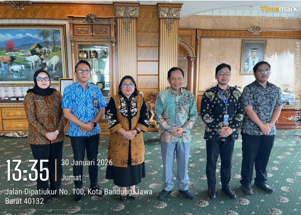 Kepala Divisi Pelayanan Hukum, Hemawati BR Pandia, didampingi Kepala Bidang Pelayanan Kekayaan Intelektual, Ery Kurniawan, yang secara langsung berdiskusi dengan Rektor UNIKOM, Prof. Dr. Ir. H. Eddy Soeryanto Soegoto, M.T.,.Dok-Humas Kemenkum Jabar