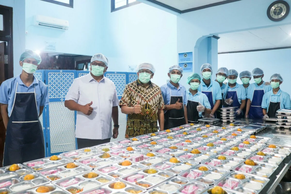 Wakil Kepala Staf Kantor Kepresiden M. Qodari (baju batik) meninjau dapur program MBG di SPPG Cakung, Jakarta Timur.(int)
