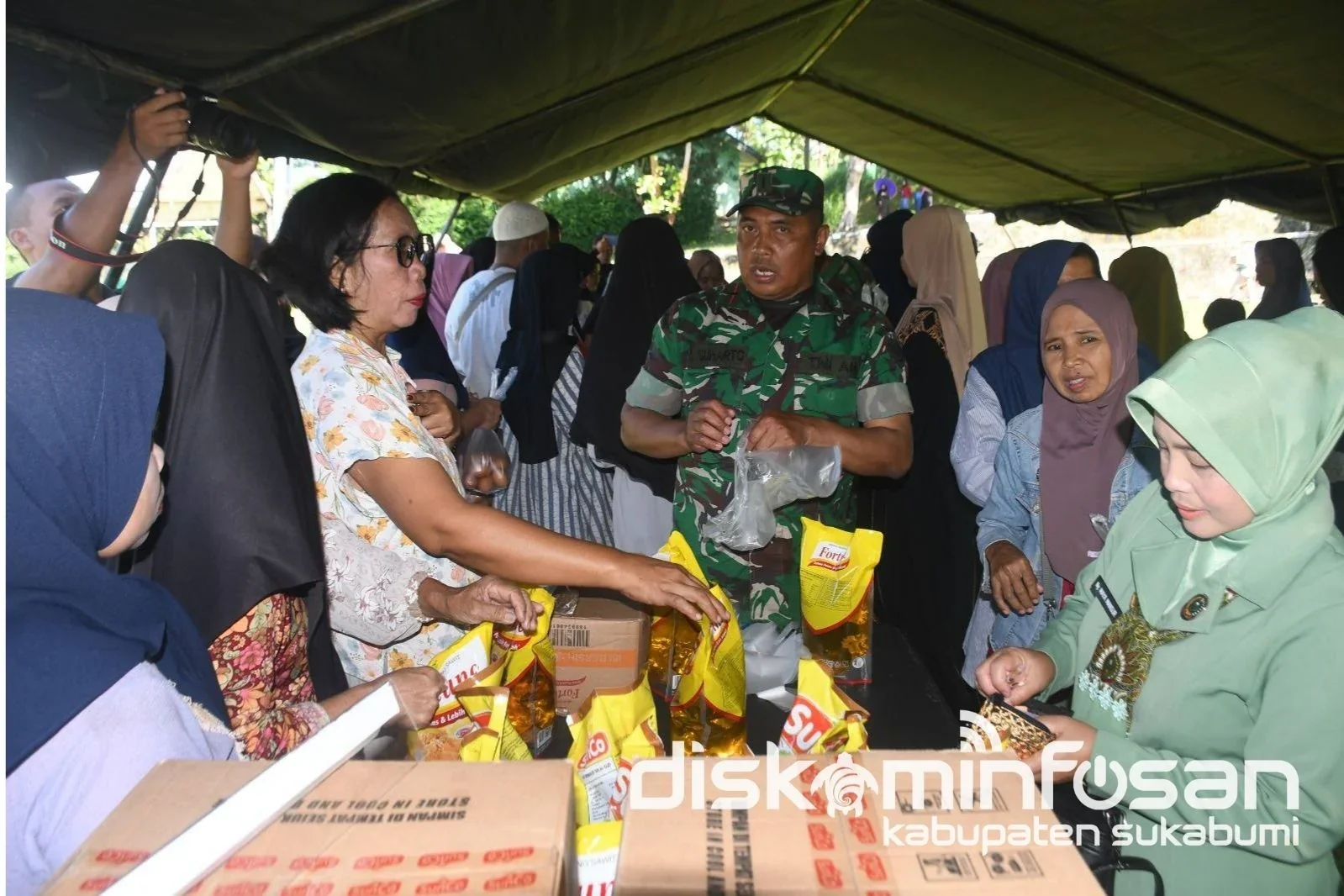 Bazar Ramadan yang digelar Komando Distrik Militer (Kodim) 0622/Kabupaten Sukabumi di Lapangan Sudirman, Palabuhanratu, Jumat (13/3/2026), disambut antusias masyarakat. Dok- Bidang IKP_Diskominfosan