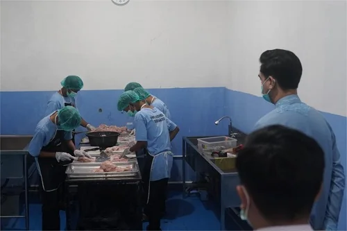 Wakil Bupati Sumedang M. Fajar Aldila saat Safari Ramadan di Tanjungkerta mengunjungi dapur Satuan Pelayanan Pemenuhan Gizi (SPPG) Kertamekar 2 di Desa Kartamekar.Dok-Diskominfosanditik Sumedang