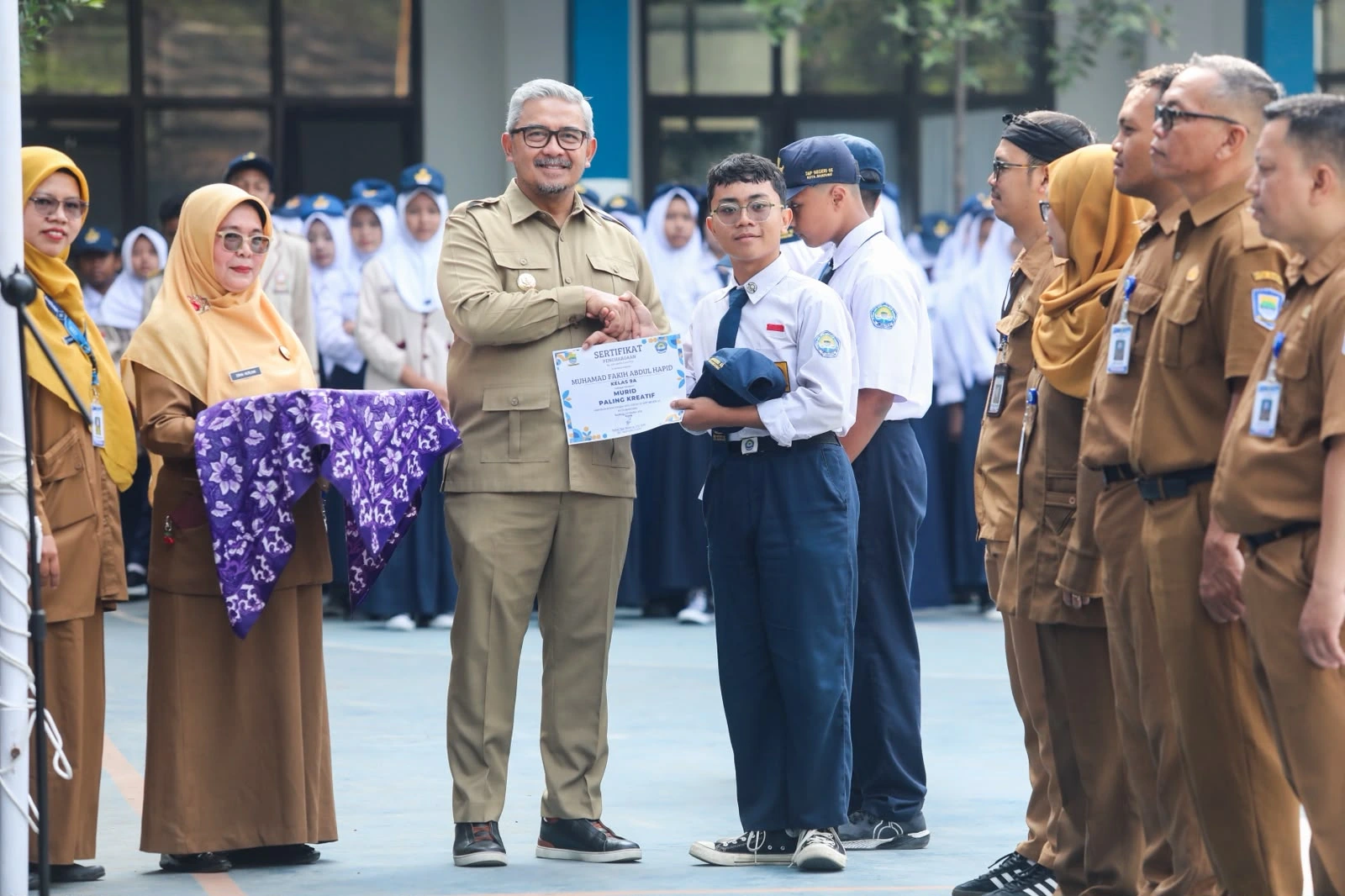 Wali Kota Farhan saat menjadi Pembina Upacara dalam rangka Hari Ulang Tahun ke-10 SMP Negeri 55 Kota Bandung di Lapangan SMP Negeri 55, Jalan Batu Rengat RT 04/RW 01, Kelurahan Cigondewah Kaler, Kecamatan Bandung Kulon, Senin, 19 Oktober 2026.