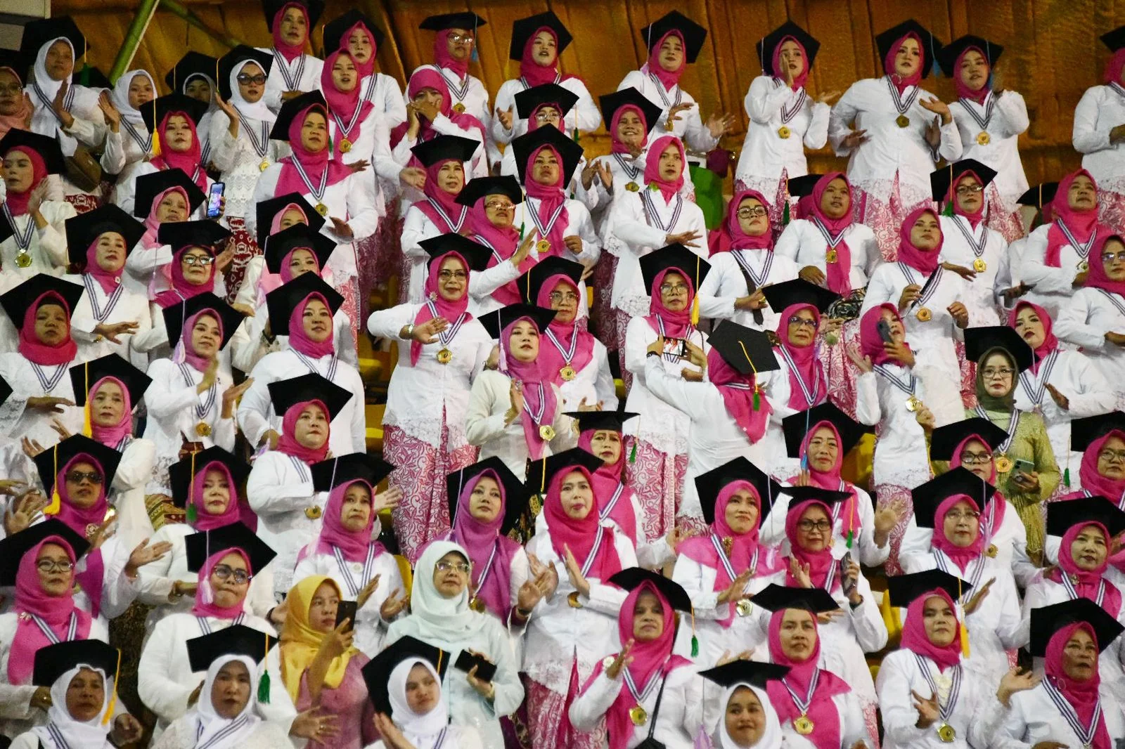 Ketua Sekolah Perempuan Jawa Barat Amanda Soemedi Bey Machmudin bersama Sekda Jabar Herman Suryatman menghadiri Wisuda Sekolah Perempuan Jawa Barat Tahun 2024 di Sport Jabar Arcamanik, Kota Bandung, Selasa (24/12/2024).