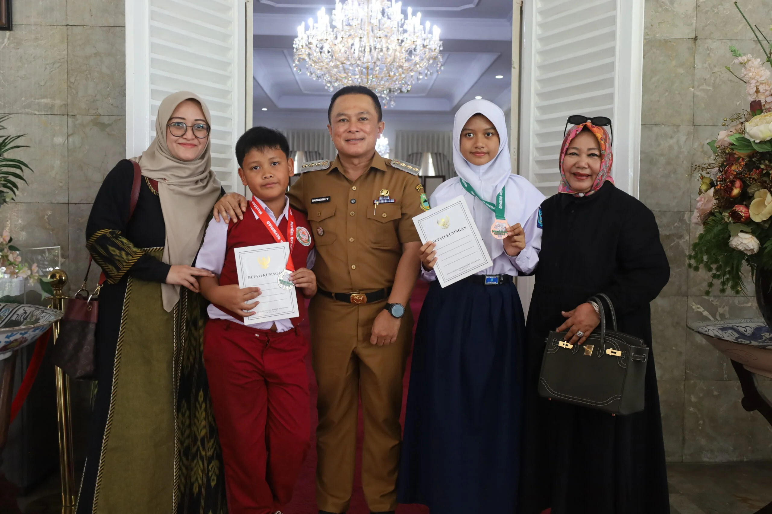 Bupati Kuningan, Dr. H. Dian Rachmat Yanuar, M.Si,  memberikan apresiasi kepada dua siswa berprestasi peraih medali Olimpiade Matematika tingkat internasional, di Pendopo Bupati, Senin (20/04/2026).Dok-Diskominfo Kuningan