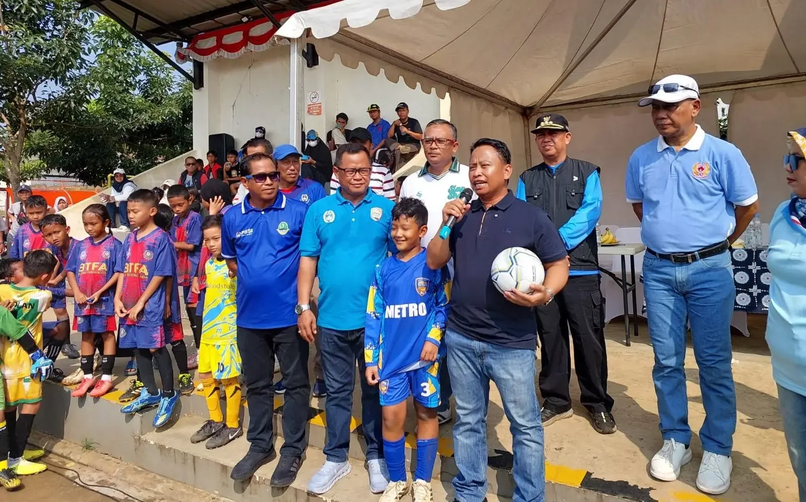 Wali Kota Depok, Supian Suri membuka kompetisi Liga Jabar Istimewa Piala Wali Kota Depok 2026 kategori U-10 dan U-12 di Lapangan Sepak Bola Kukusan, Kecamatan Beji, Minggu (10/05/26). (Foto: Diskominfo Depok)