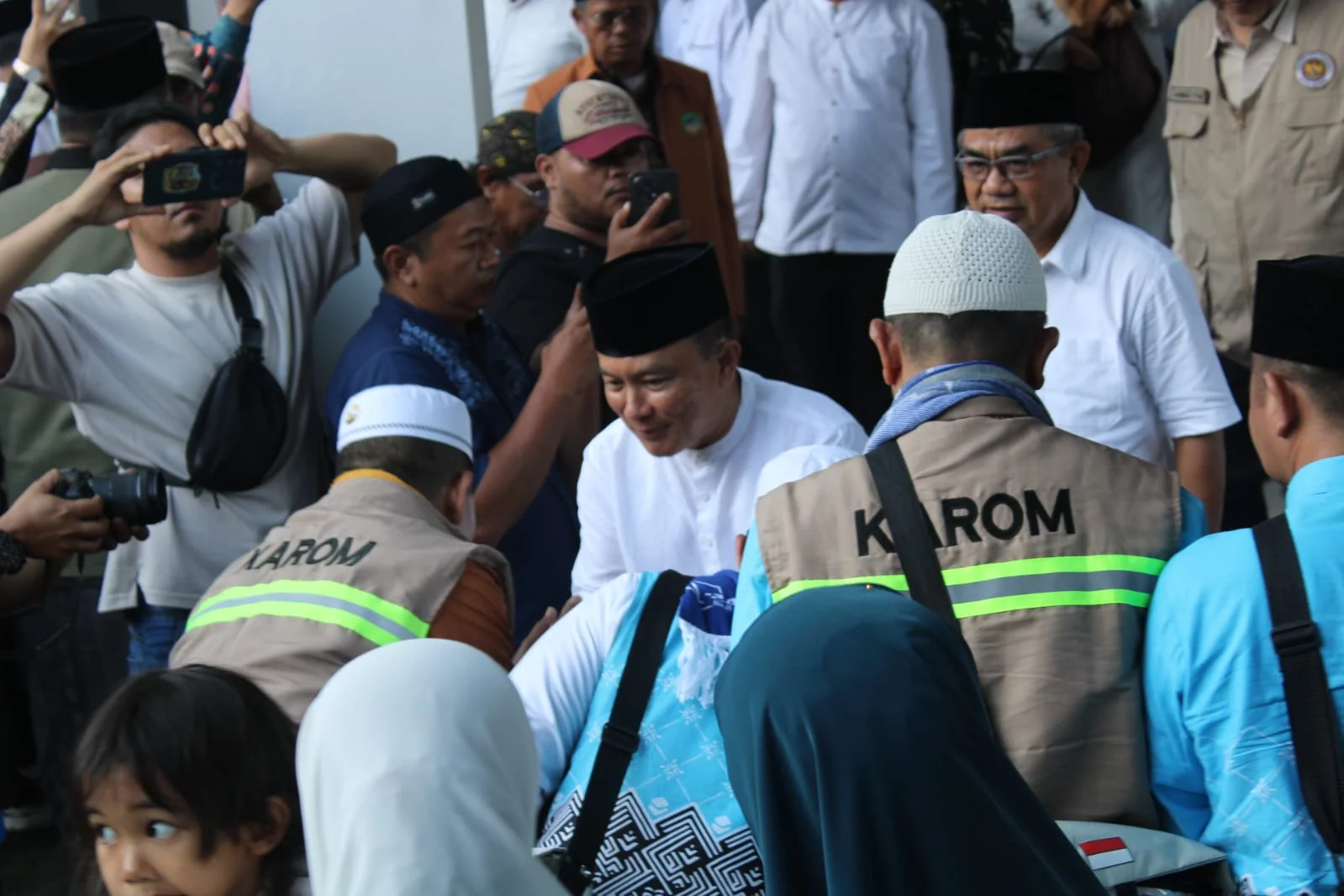 Bupati Kuningan Dr. H. Dian Rachmat Yanuar, M.Si., hadir langsung menyambut kepulangan jamaah bersama Wakil Bupati Kuningan Tuti Andriani, S.H., M.Kn., unsur Forkopimda, Kementerian Agama Kabupaten Kuningan, jajaran perangkat daerah, tokoh agama, serta ke