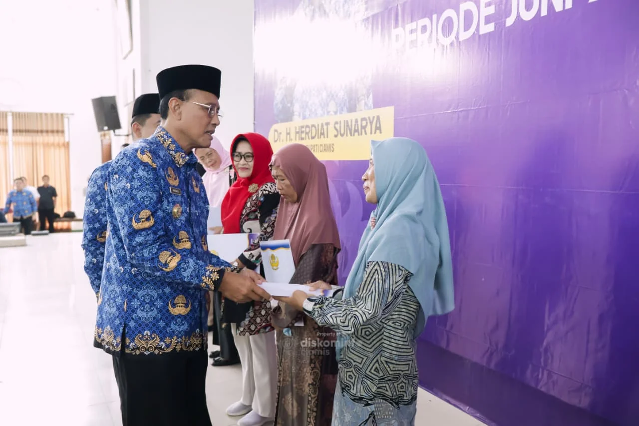 Bupati Ciamis, Herdiat Sunarya, hadir sekaligus memberikan sambutan dan penghargaan kepada ratusan ASN yang telah mengakhiri masa tugasnya.Ist