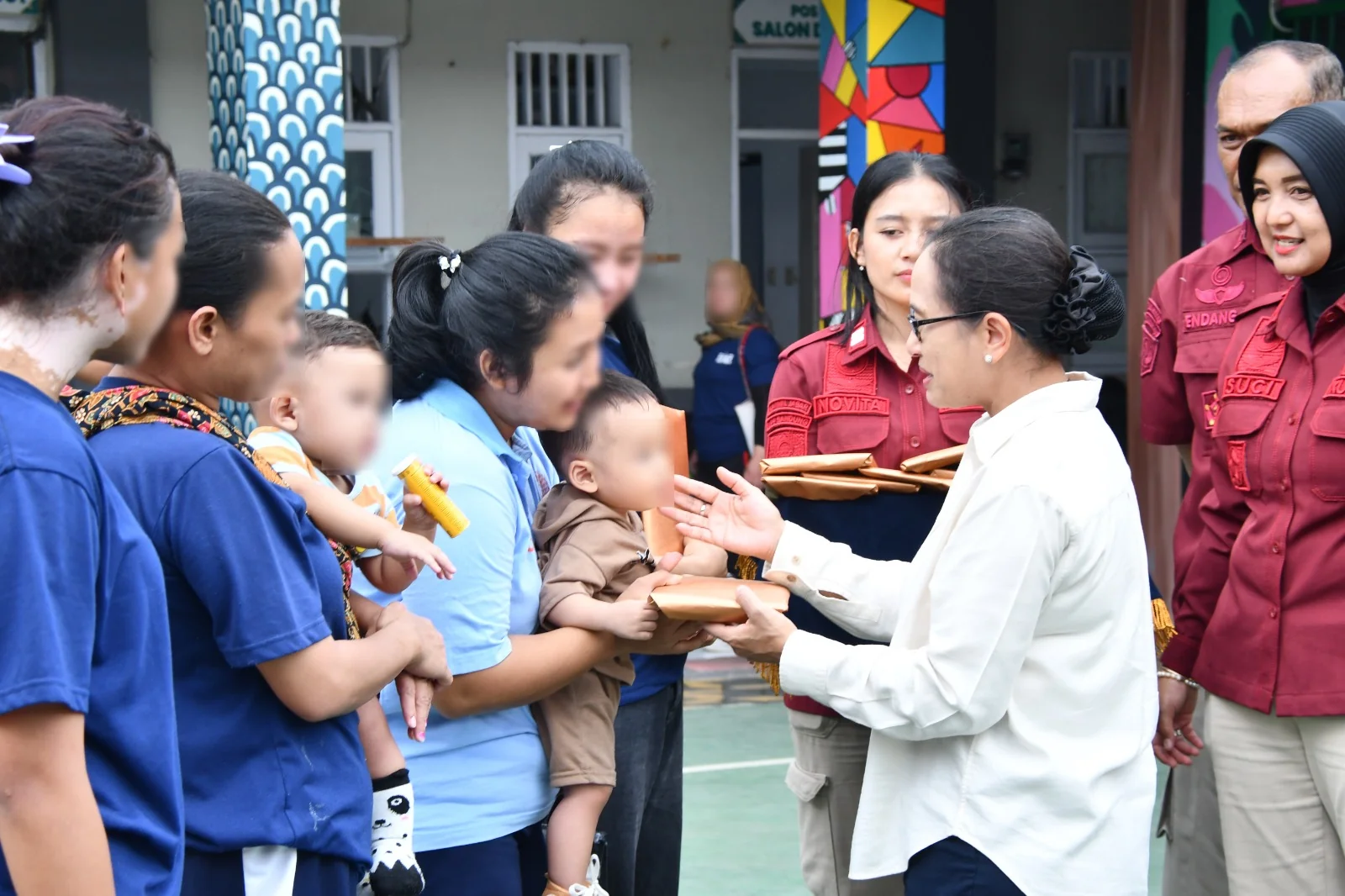 Kajati Jabar Katarina Endang Sarwestri, S.H.,M.H., didampingi Aspidum Dr. Halila Rama Purnama, S.H,. M.Hum dan Asintel Eko Adhyaksono, S.H.,M.H., beserta jajaran mengunjungi Lapas Perempuan Kelas IIA Bandung. Pada hari Kamis, 28 November 2024.(Dok-Kasipen
