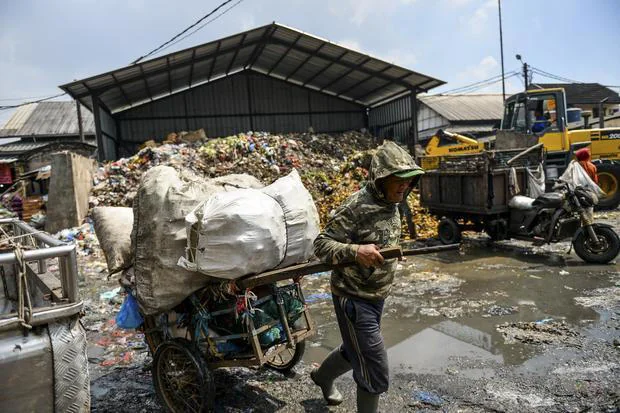 Kondisi sampah di Pasar Induk Caringin.