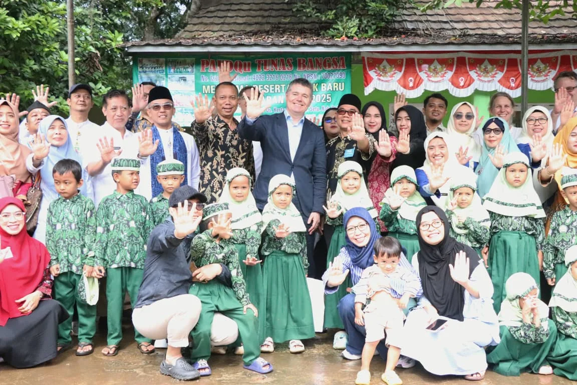 Sekretaris Daerah Kabupaten Bekasi Endin Samsudin, mendampingi Chief Knowledge Officer Bank Dunia dan BAPPENAS beserta KEMENKES dalam rangka Kunjungan Lokasi Pelaksanaan Pencegahan dan Percepatan Penurunan Stunting di Desa Kertarahayu, Kecamatan Setu. pad