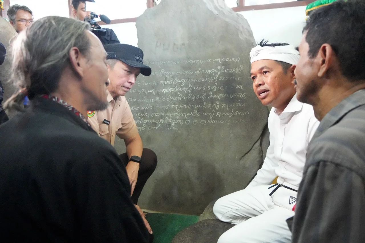 Gubernur Jawa Barat, Dedi Mulyadi, melakukan kunjungan kerja ke Museum Batutulis di Kota Bogor, Senin, 14 April 2025.