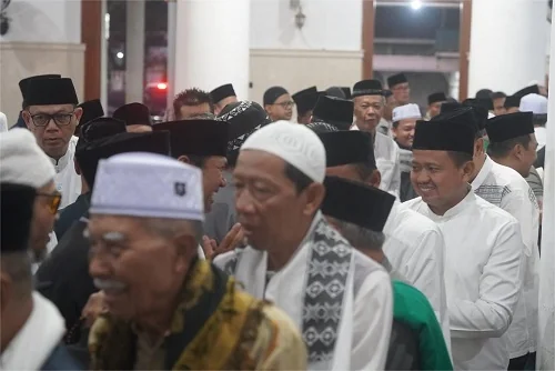 Bupati Sumedang Dony Ahmad Munir saat Salat Subuh Berjamaah bersama Wakil Bupati Sumedang M Fajar Aldila dan Unsur Forkofimda dan Jajaran Pejabat di Lingkungan Pemda Sumedang di Masjid Agung Sumedang.Dok-Diskominfosanditik Sumedang