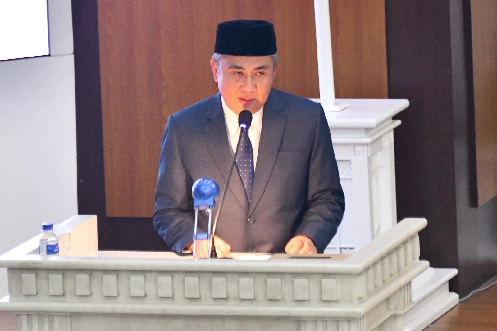 Bey Machmudin menyampaikan ucapan perpisahan di Rapat Paripurna DPRD Jabar di Kota Bandung, Jumat, 21 Februari 2025.