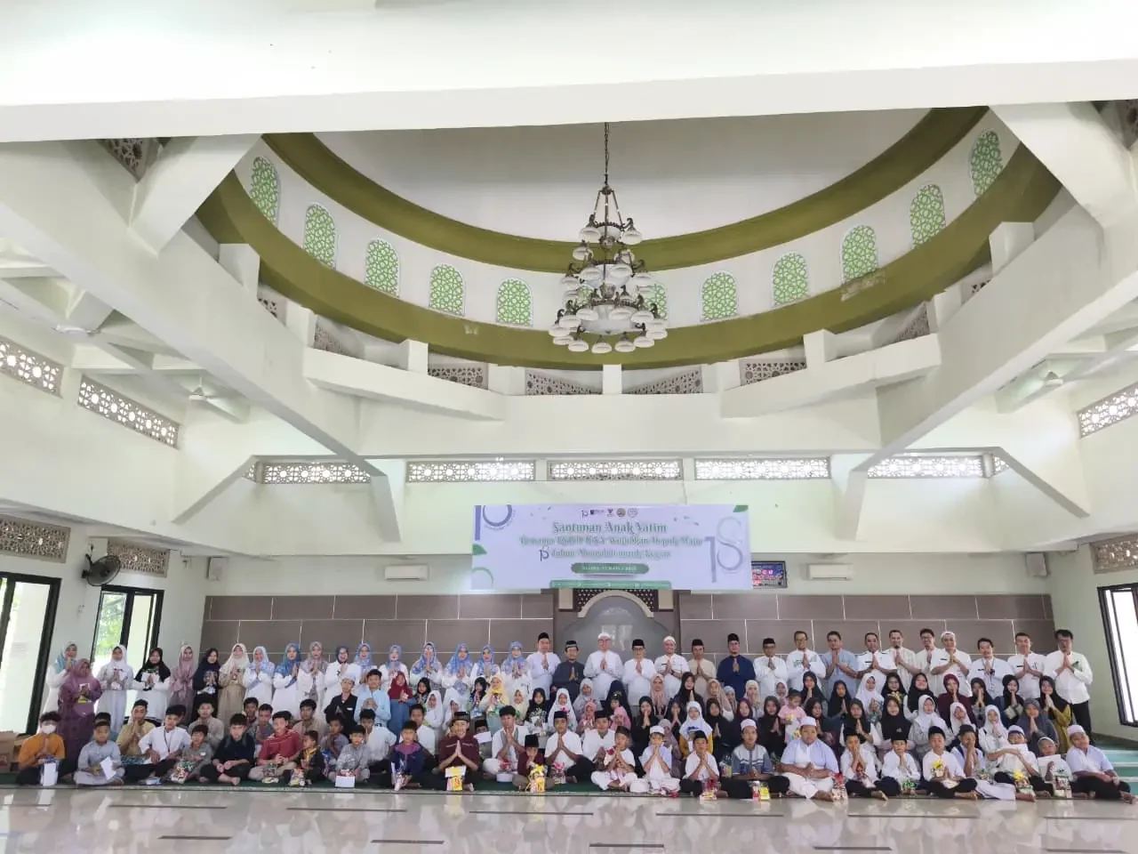 Direktur RSUD KiSA Depok, Agus Gojali beserta jajaran bersama anak yatim usai kegiatan santunan yang berlangsung di Masjid Baitul Muafi. (Foto : Dokumentasi Narasumber)