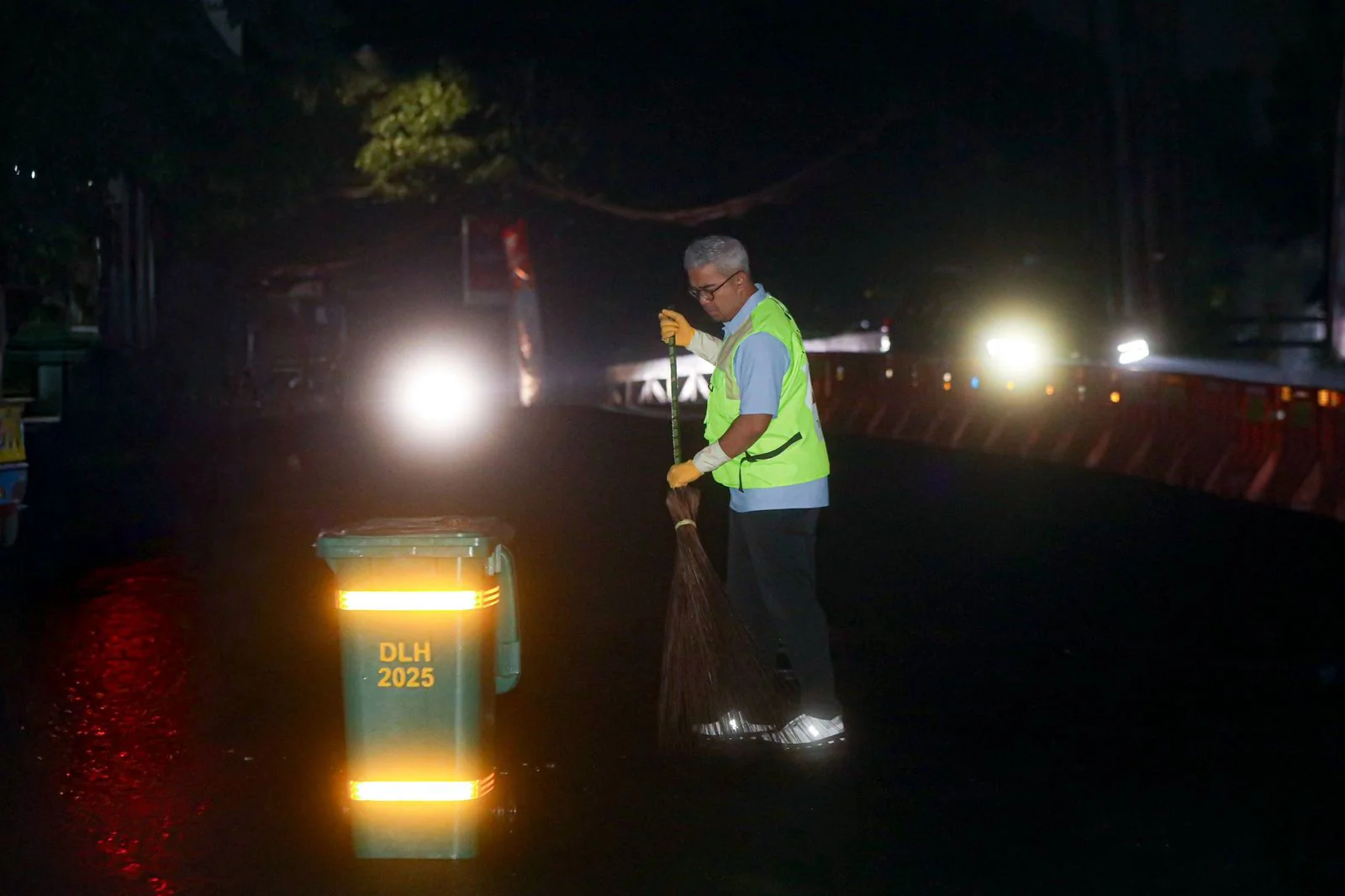 Wali Kota Bandung, Muhammad Farhan kembali turun langsung mengikuti kegiatan pembersihan lingkungan di sejumlah titik Kota Bandung, Minggu, 10 Mei 2026.Dok-Diskominfo Kota Bandung