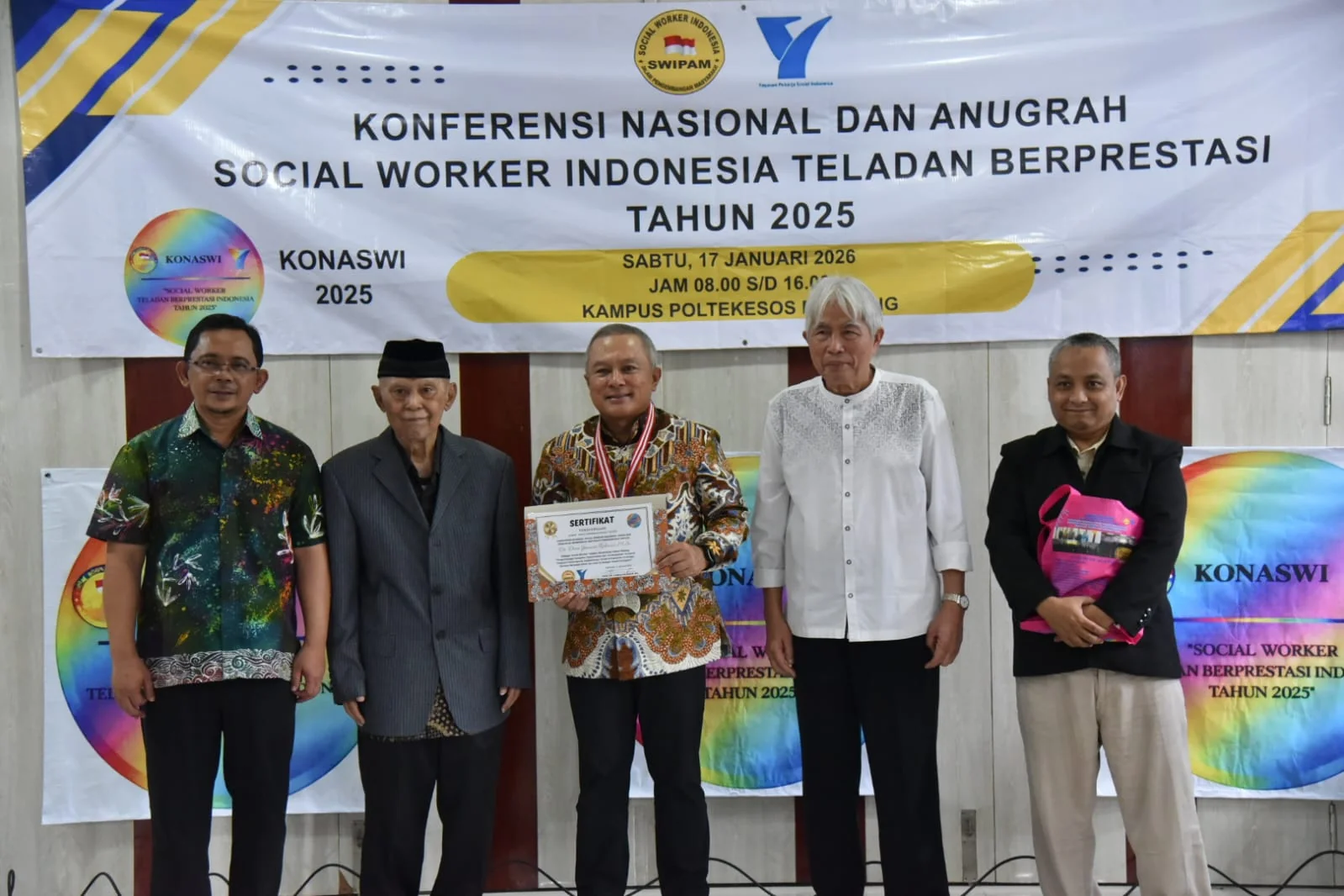 Bupati Kuningan, Dr. H. Dian Rachmat Yanuar, M.Si, meraih Anugerah Social Worker Indonesia Teladan Berprestasi.Dok-IKP/Diskomimfo Kuningan