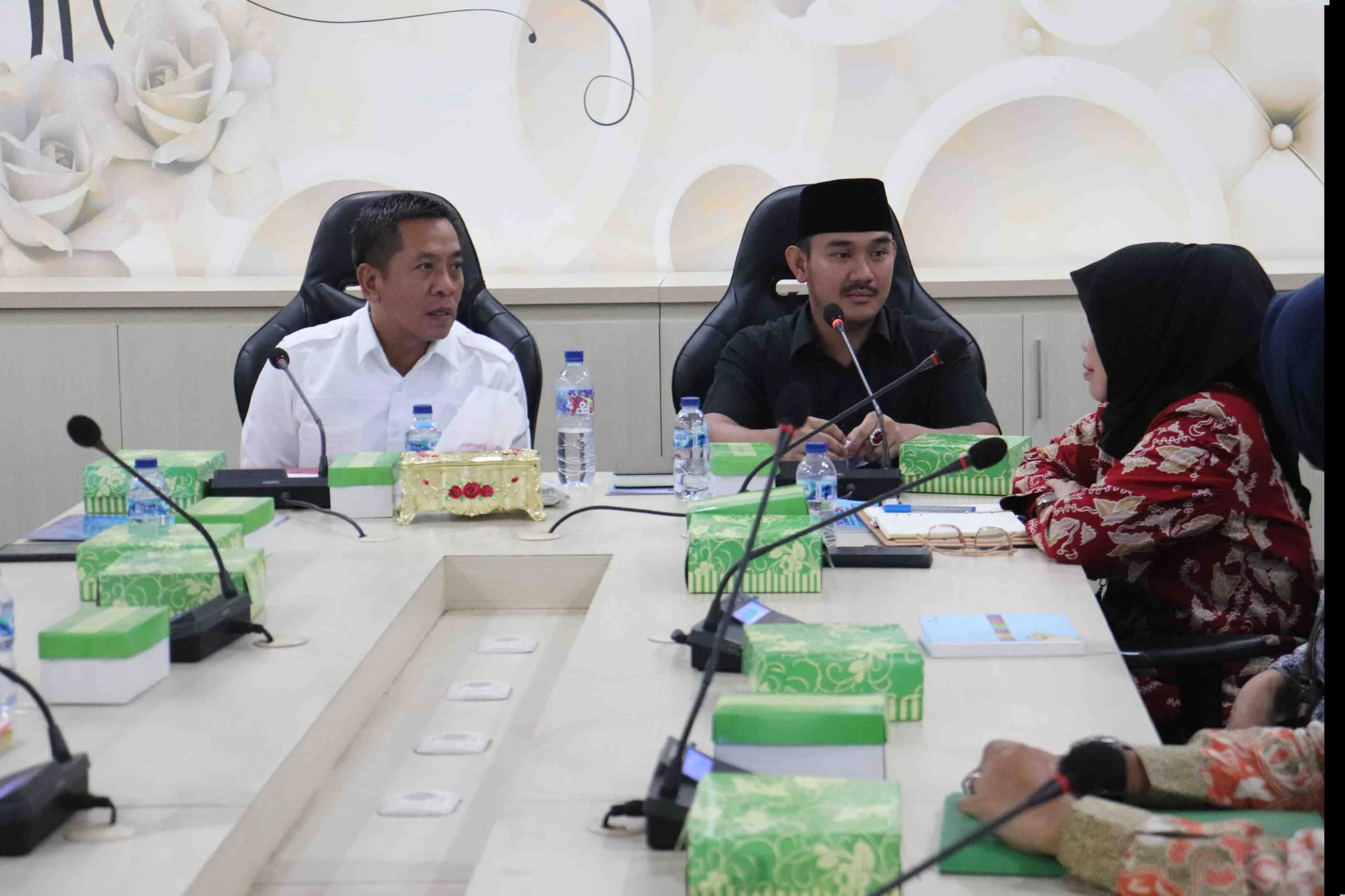 Bupati Bekasi Ade Kuswara Kunang bersama Bupati Karawang Aep Syaepuloh melakukan pertemuan dalam rangka membahas ekspose kondisi existing PT. Jui Shin Indonesia.Ist