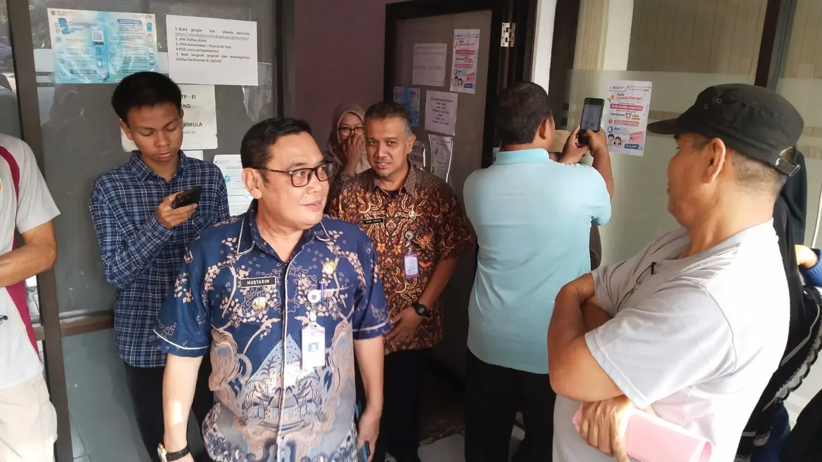 Camat Panmas, Mustakim meninjau pelayanan loket Sanpel De Prima di Kecamatan Pancoran Mas, Jumat (29/05/26). (Foto: dok.narasumber)