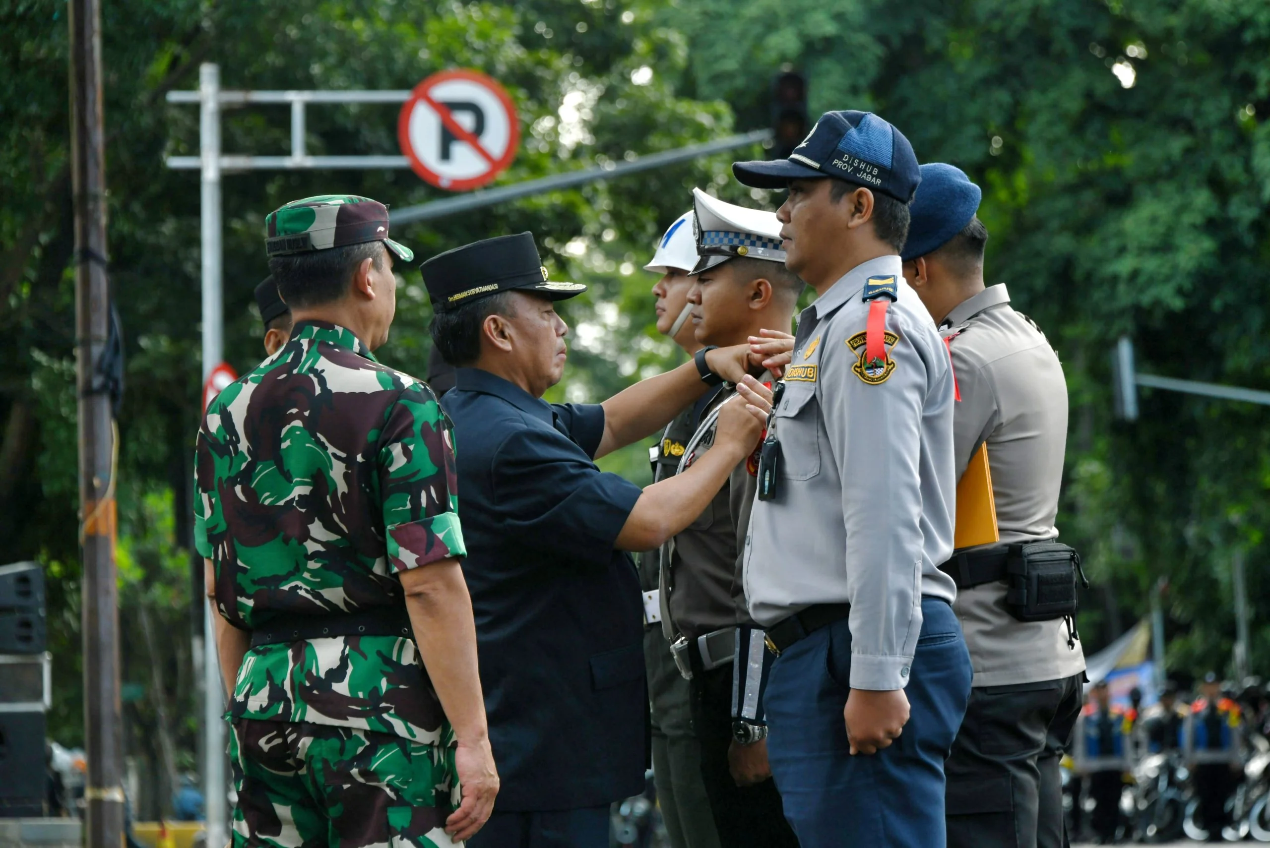 Sekretaris Daerah Provinsi Jawa Barat Herman Suryatman menghadiri Apel Gelar Pasukan Operasi Lilin Lodaya 2024 di Jalan Diponegoro, depan Gedung Sate, Kota Bandung, Jumat (20/12/2024).(Foto: Biro Adpim Jabar)