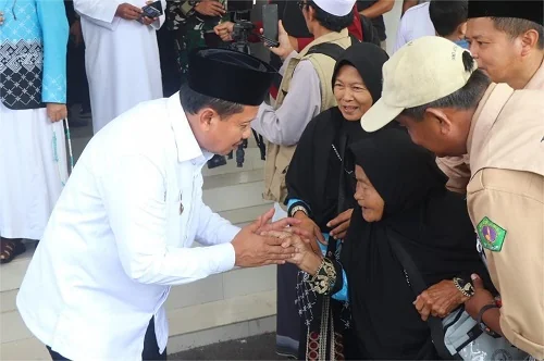 Bupati Sumedang Dony Ahmad Munir melepas keberangkatan jemaah haji Sumedang yang berjumlah 95 orang dan masuk Kloter 29  di Gedung Negara.Dok-Diskominfosanditik Sumedang