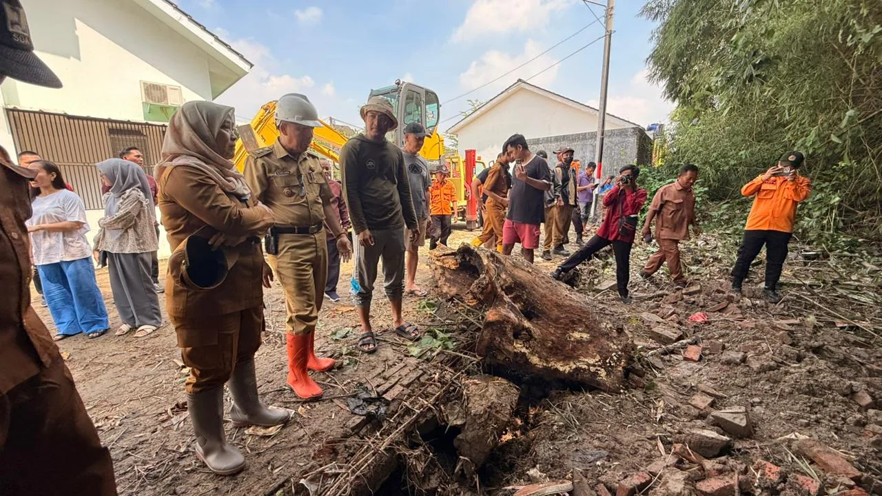 Wakil Wali Kota Cirebon, Siti Farida Rosmawati, melakukan peninjauan langsung ke Perumahan Buana Kalijaga untuk melihat dampak kerusakan akibat jebolnya tanggul pembatas sungai.Dokumentasi : Beni Agus Pratama