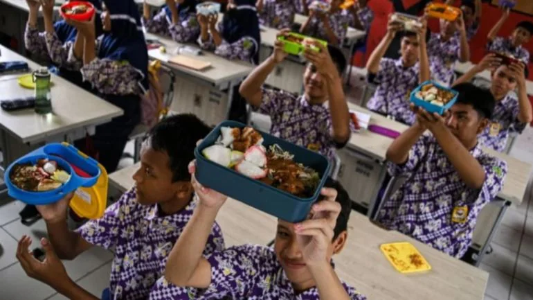 Makan begizi gratis merupakan program untuk meningkatkan kualitas gizi pada anak-anak dan menekan angka stunting.
