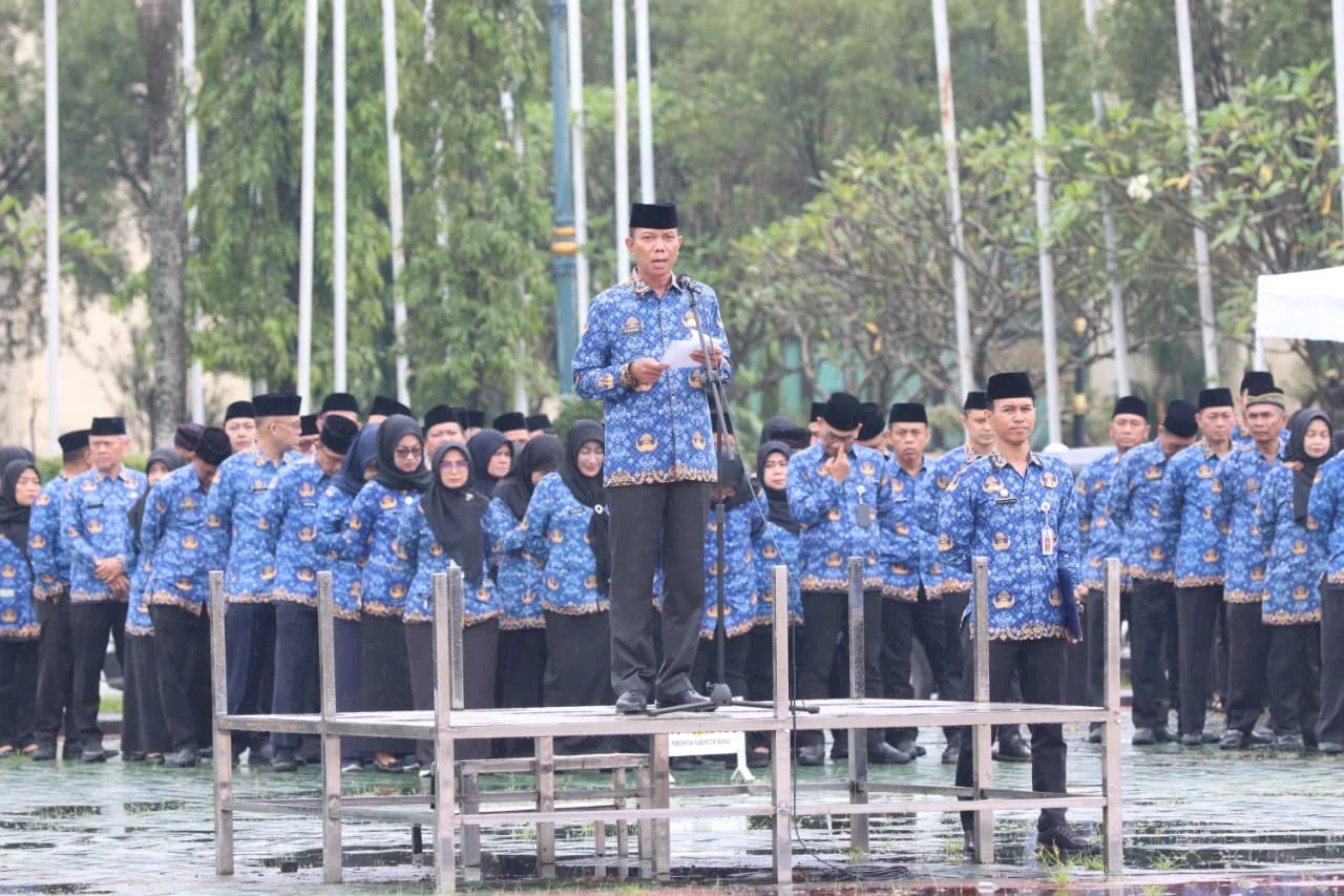 Sekretaris Daerah Kabupaten Bekasi Endin Samsudin memimpin Upacara bagi seluruh Aparatur Sipil Negara (ASN) di lingkungan Pemerintah Kabupaten Bekasi, di halaman Plaza Pemkab Bekasi, Cikarang Pusat pada Rabu (18/02/2026). Foto : Jaja Jaelani