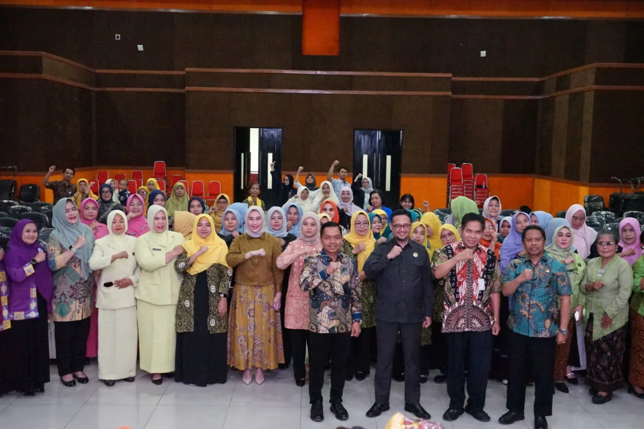 Ketua Tim Penggerak Pemberdayaan dan Kesejahteraan Keluarga (TP PKK) Kabupaten Bekasi, Marlynda Ade Kuswara, menghadiri kegiatan Forum Penguatan Demokrasi Kabupaten Bekasi di Aula KH. Noer Ali, Gedung Bupati Bekasi, Cikarang Pusat, Kamis (13/11/2025). Fot