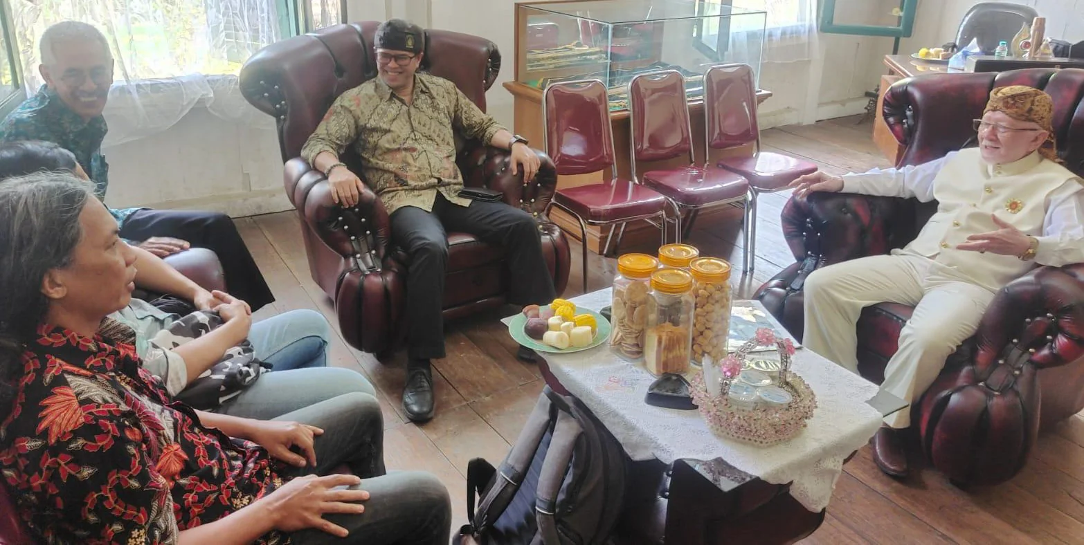 Radya Anom Keraton Sumedang Larang, Rd. Luky Djohari Soemawilaga didampingi Sri Radya Pangawulan Sumedang Larang H.R.I Lukman Soemadisoeria saat menerima KabarSunda di di Karaton Sumedang Larang, pada Senin, 17 Juni 2026.