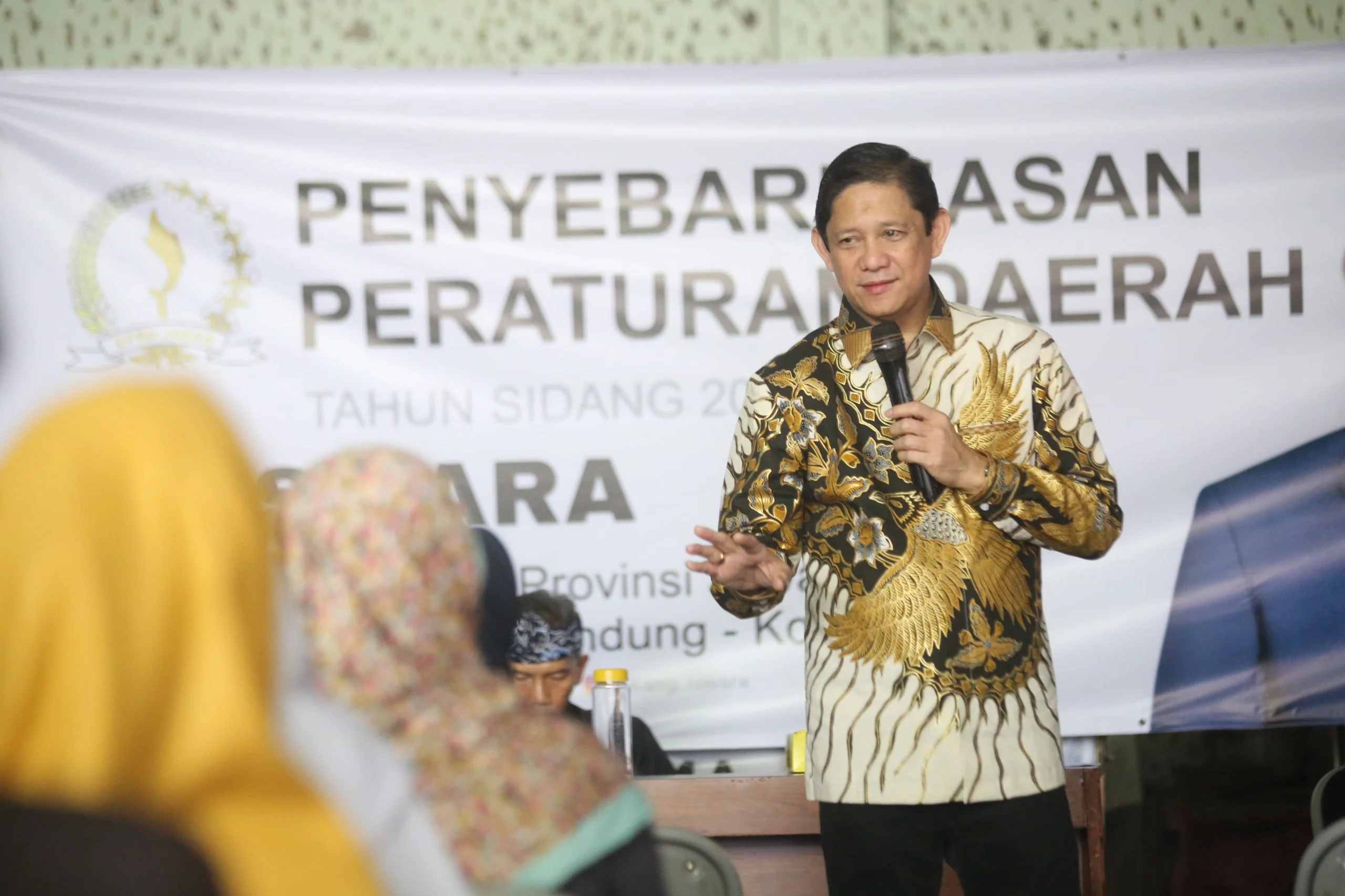 Wakil Ketua DPRD Provinsi Jawa Barat, MQ Iswara disela kegiatan Penyebarluasan Peraturan Daerah Provinsi Jawa Barat No 4 tahun 2023 tentang Rencana Perlindungan dan Pengelolaan Lingkungan Hidup kepada masyarakat Jalan Babakan Sari, Kota Bandung. Kamis (5/