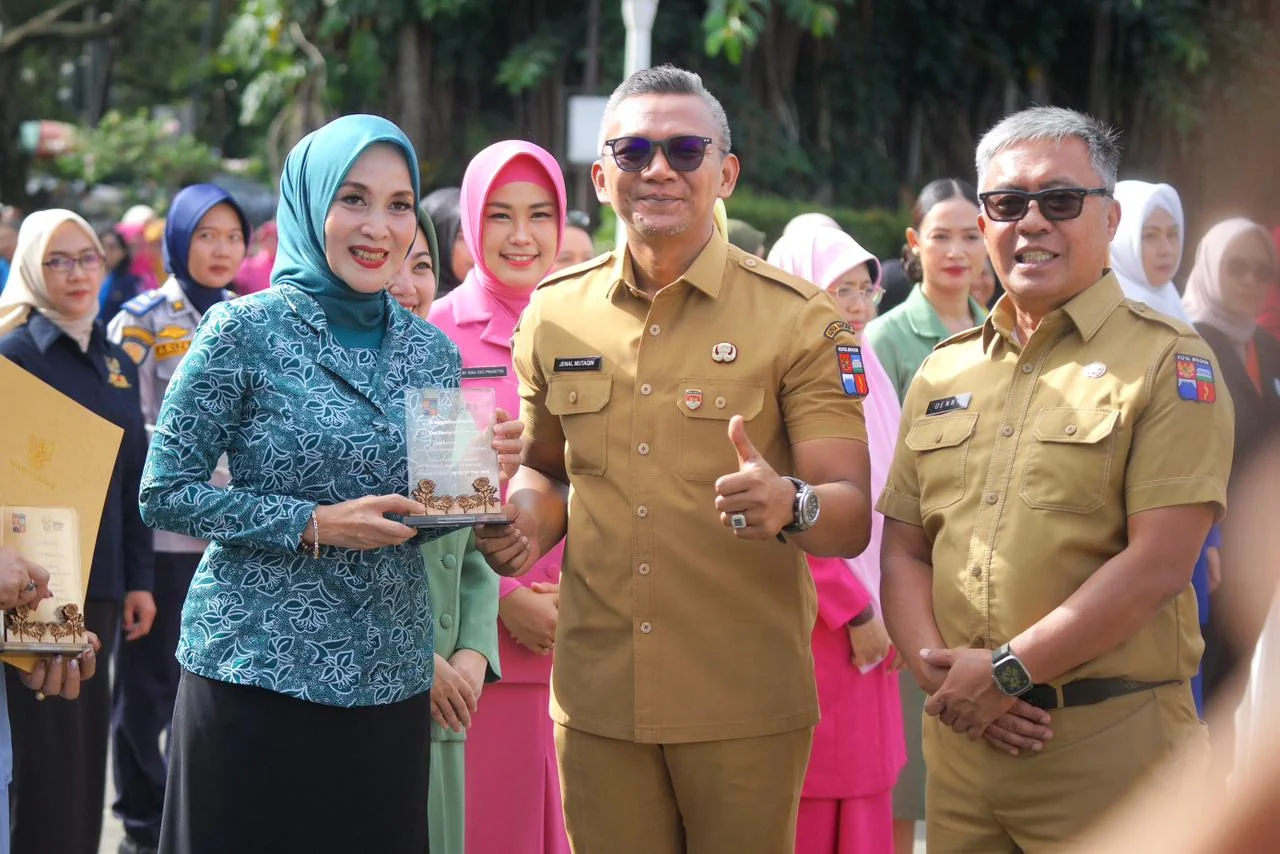 Penghargaan ini diberikan sebagai bentuk apresiasi terhadap kiprah dan kontribusi Yantie Rachim dalam berbagai program pemberdayaan keluarga dan perempuan selama menjabat sebagai Ketua TP PKK Kota Bogor.Dok-Diskomimfo Kota Bogor
