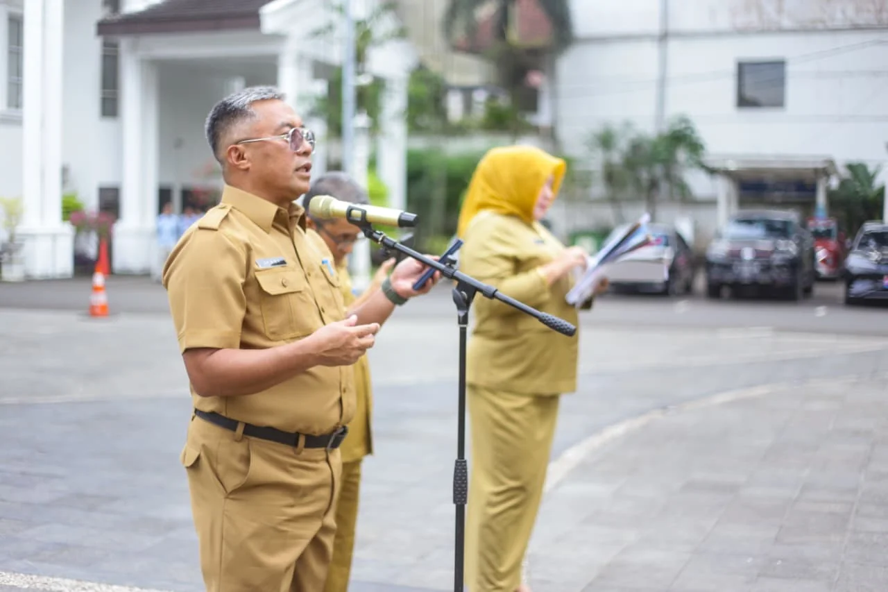 Sekretaris Daerah (Sekda) Kota Bogor, Denny Mulyadi, menekankan bahwa kehadiran dalam apel rutin menjadi instrumen penting dalam mengukur kedisiplinan Aparatur Sipil Negara (ASN), khususnya di lingkungan Pemerintah Kota (Pemkot) Bogor.Dok-Diskomimfo Kota