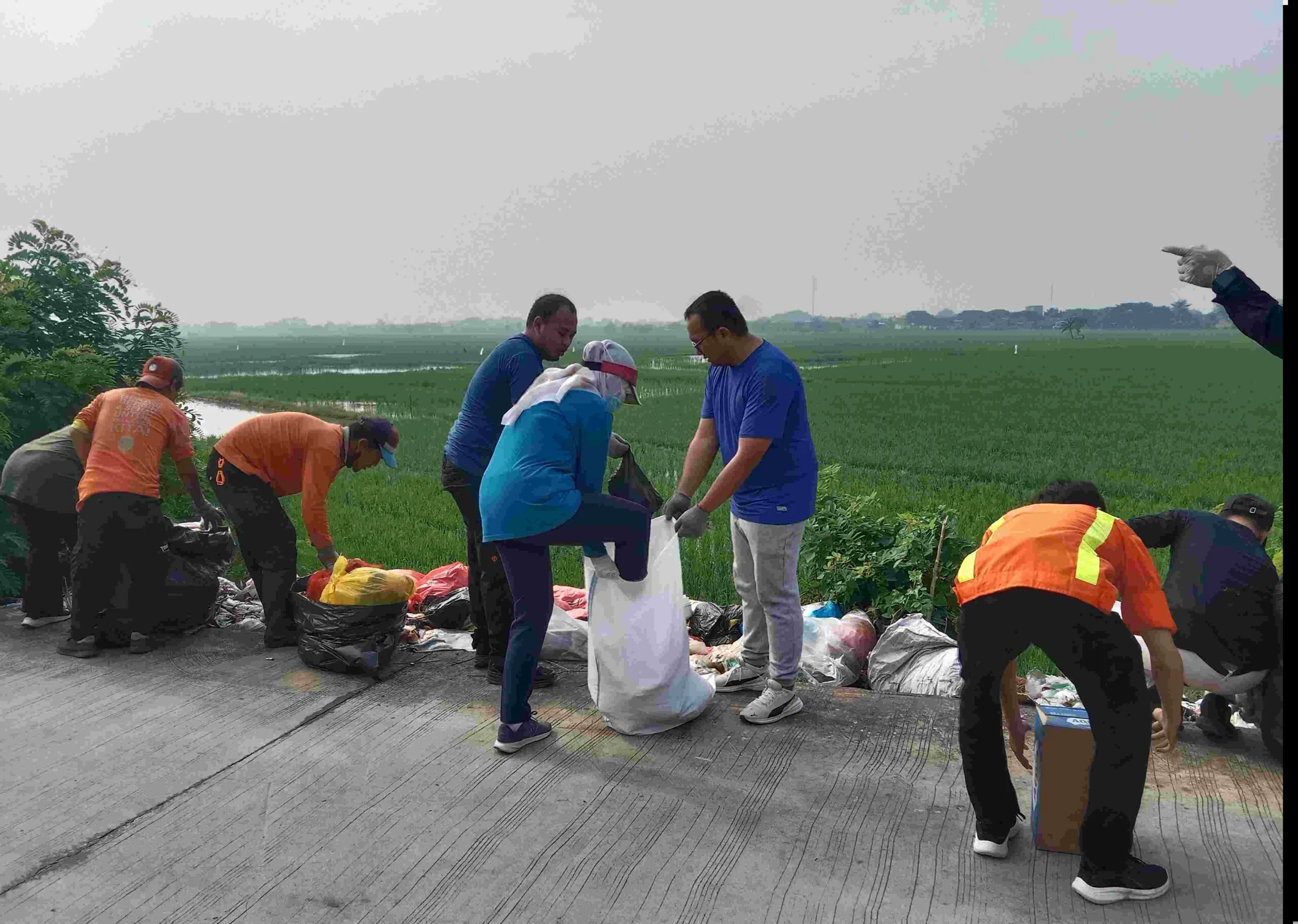Dinas Lingkungan Hidup (DLH) Kabupaten Bekasi menyelenggarakan Puncak Aksi Bersih Sampah pada peringatan HPSN 2026 yang berfokus pada penanganan dan pembersihan titik sampah liar yang berada di Jalan Tanggul Pelaukan perbatasan Desa Sukaraya dan Desa Kara