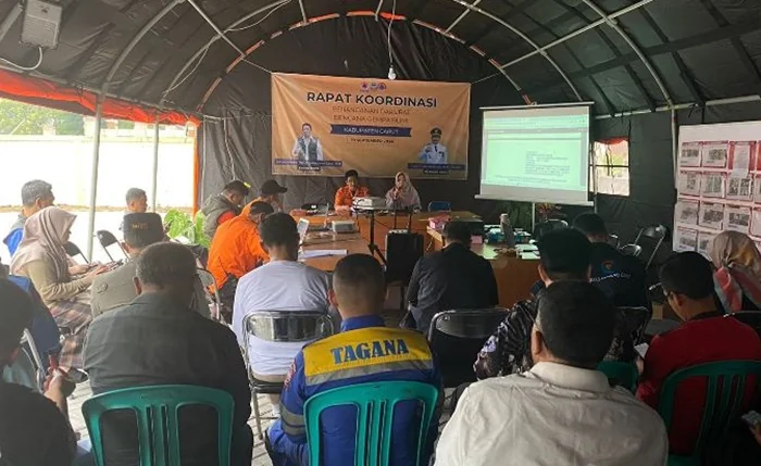 Rapat Koordinasi Penanganan Bencana Gempa Bumi di Pos Komando Darurat Bencana di Kecamatan Pasirwangi, Minggu (22/9).