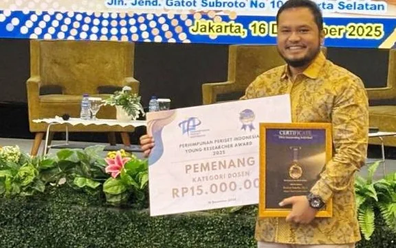 Dr. Buntora Pasaribu, meraih penghargaan YRA 2025 kategori Dosen pada penghargaan yang diselenggarakan oleh PPI dan BRIN di Jakarta, Selasa 16 Desember 2025. (Foto Dit. Pemasaran Unpad)