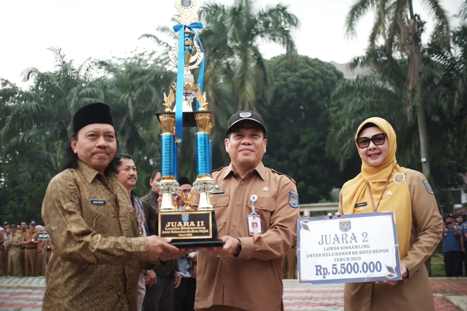 Ketua Poskamling Bersama 07 Kelurahan Pangkalan Jati, Kecamatan Cinere saat menerima piala usai berhasil meraih Juara 2 pada Lomba Sistem Keamanan Lingkungan (Siskamling) tingkat Kota Depok Tahun 2025. (Foto : JD01/Diskominfo Depok