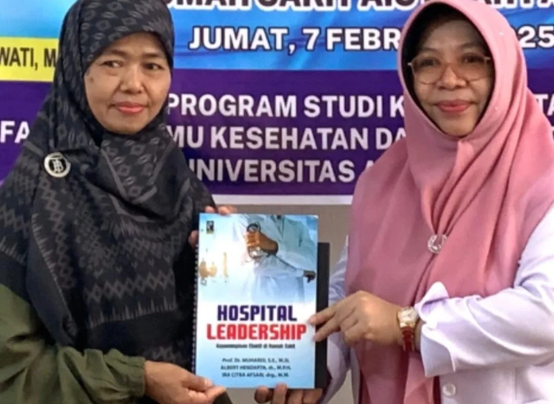 Anggota  Senat Dr Ns Asmawati S Kep M Kep M K M (kanan), saat acara di Rumah Sakit Umum (RSU) Aisyiyah, Kota Padang, Jumat, 7 Februari 2025.