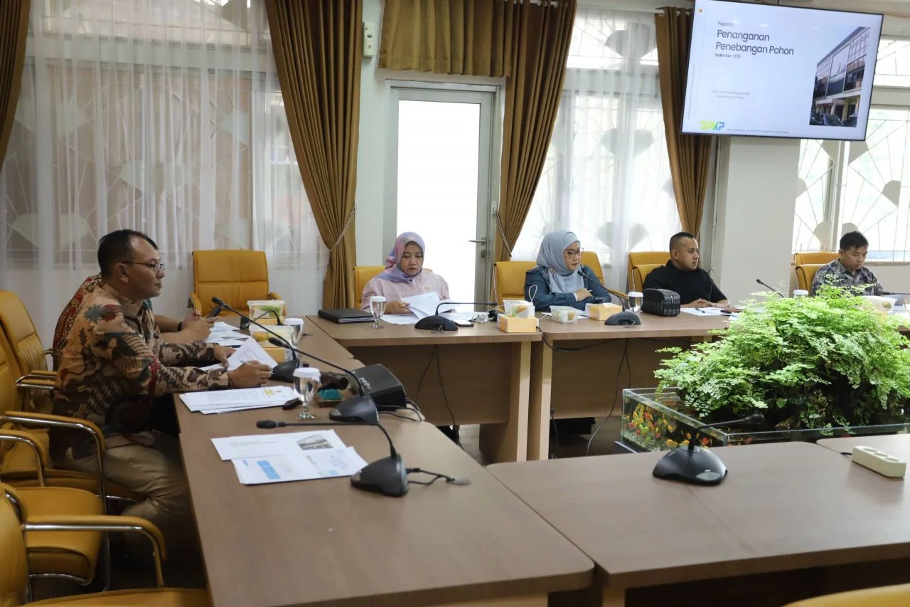 Komisi III DPRD Kota Bandung bahas penertiban pohon dan reklame ilegal bersama sejumlah OPD, Ruang Bamus DPRD Kota Bandung,Dok-Indra/Humpro DPRD Kota Bandung.