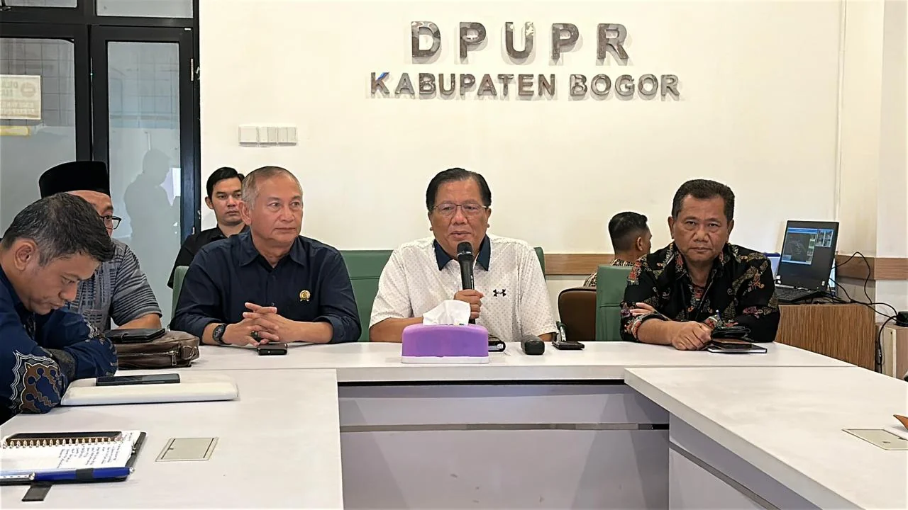 Kepala Dinas Pekerjaan Umum Kabupaten Bogor, Suryanto Putra, mengungkapkan bahwa pertemuan tersebut menghasilkan komitmen percepatan penanganan jalan terdampak pembangunan.Dok-Diskominfo Kab Bogor