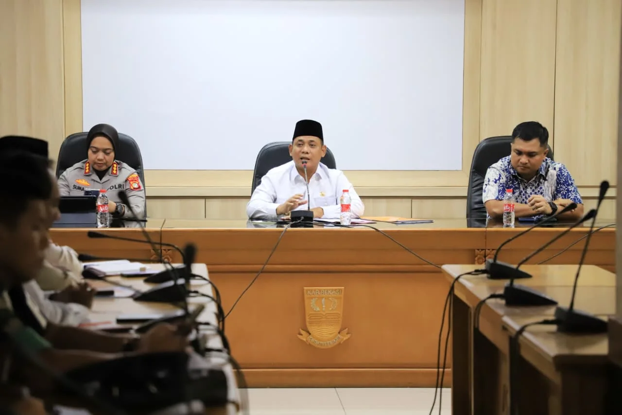 Plt. Bupati Bekasi Asep Surya Atmaja menggelar rapat koordinasi bersama Forkopimda Kabupaten Bekasi, terkait penanganan relokasi pasar tumpah Cikarang. Pada Jum'at, (30/01/2026). FOTO : Endar Raziq B/Diskominfosantik.