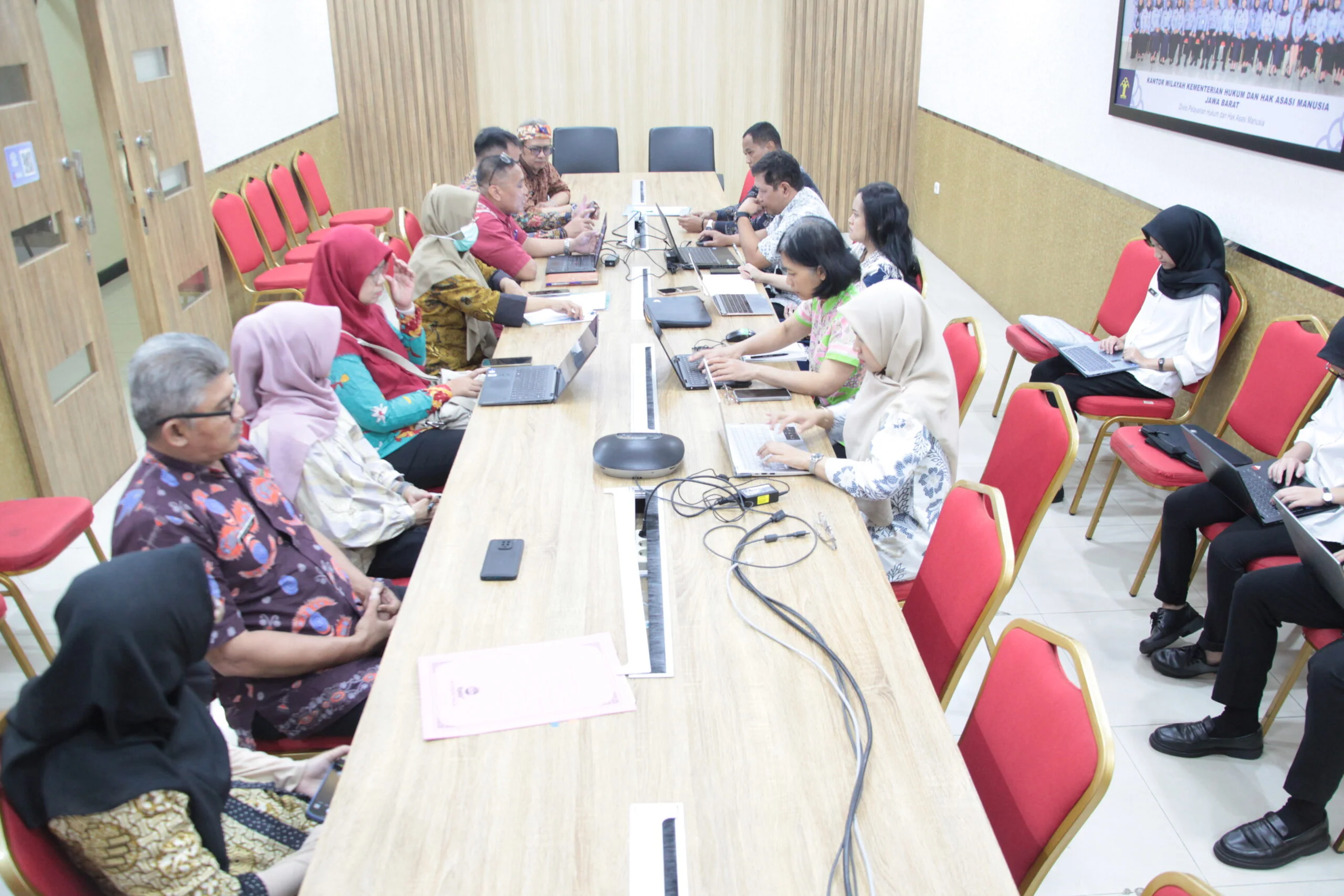 Kantor Wilayah Kementerian Hukum (Kemenkum) Jawa Barat kembali menunjukkan peran strategisnya dalam mengawal pembentukan produk hukum daerah.Ist