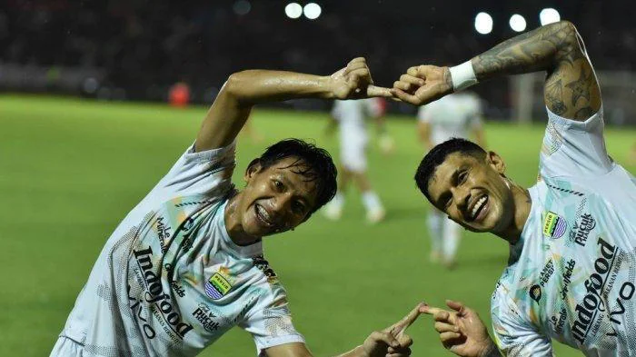 Dua pemain Persib, Beckham Putra Nugraha dan Ciro Alves merayakan gol ke gawang Semen Padang pada pertandingan pekan ke-27 Liga 1 2024/25 di Stadion Haji Agus Salim Padang, Senin, 10 Maret 2025. (Foto PERSIB.co.id)