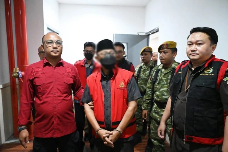 Wakil Bupati Indramayu, Syaefudin, resmi ditahan oleh Kejaksaan Tinggi Jawa Barat.
